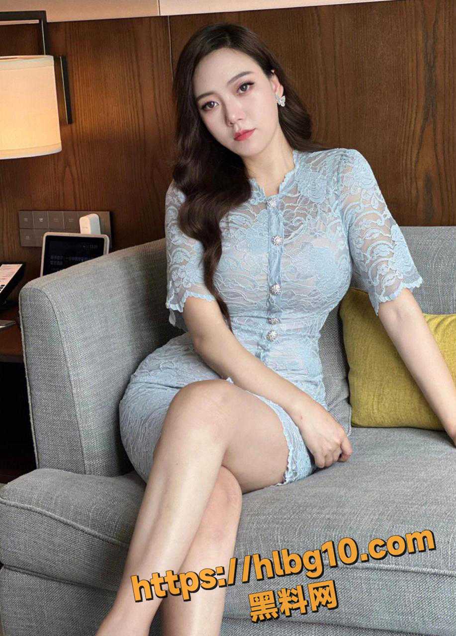 淫妻为了讨好领导跟领导去开房打炮，给老公带绿帽 屁股又大又翘，圆润得让人想咬一口！