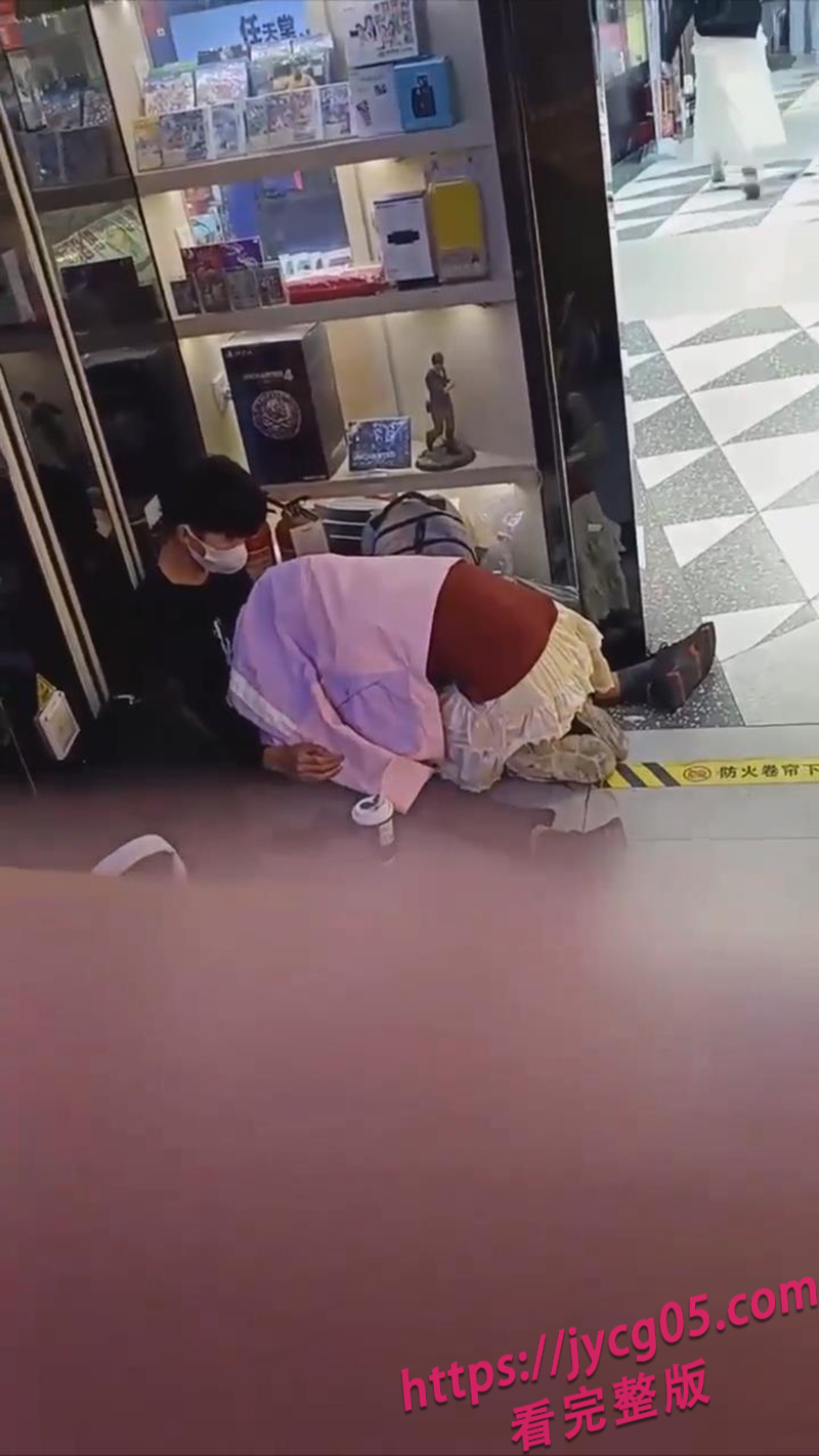 商场情侣外套底下猛吸！网友调侃：肯定是帮男友吸蛇毒~