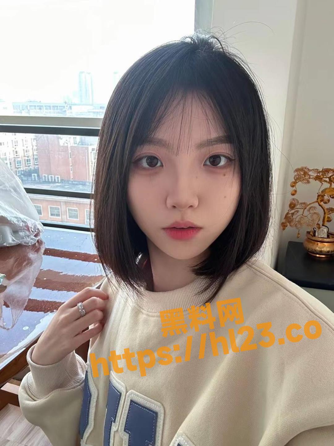 长相很纯很嫩的大学生裸舞，有些时候真的不应该被女人的外表所蒙蔽了~