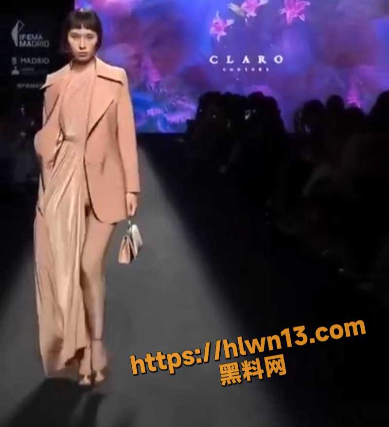 时尚走秀现场送出福利 极品女模特连内裤都不穿 怼着镜头就是拍！