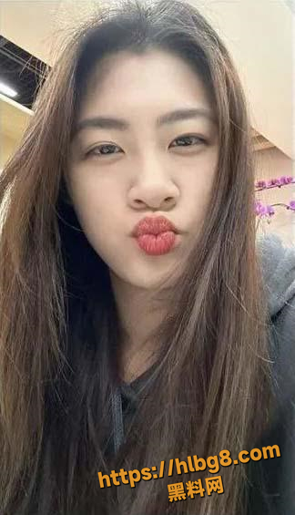 安徽财经大学美女 李馨彤 男友在一起的日常就是各种吃鸡 看得出来很喜欢这一口