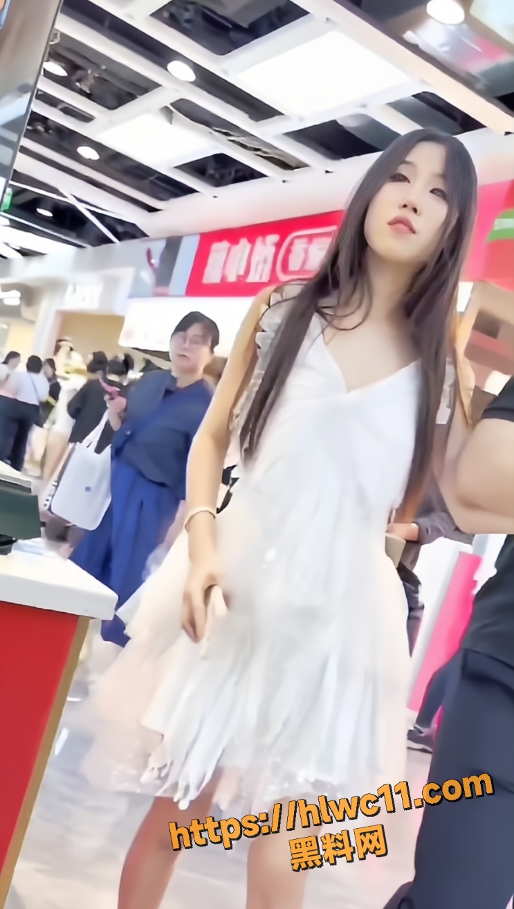 抄底偷拍极品清纯美少女 白色碎花长裙搭配白色内裤 画面香艳诱人无比