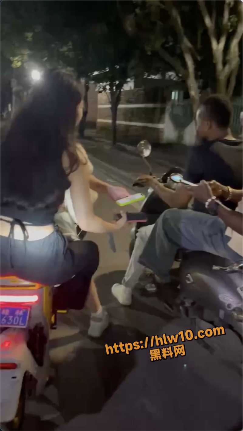 女生大街主动搭讪黑人主动送逼 加上vx后当晚就遭受大黑屌的打桩了！