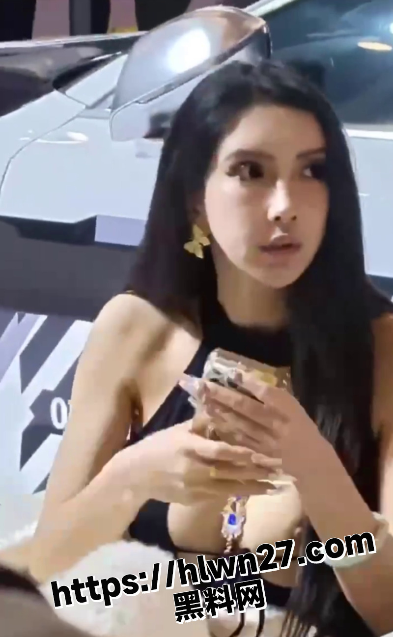 美女车模车展上未做任何隐私防护真空出席 粉嫩小奶子十分吸睛 车模身材是真香啊！