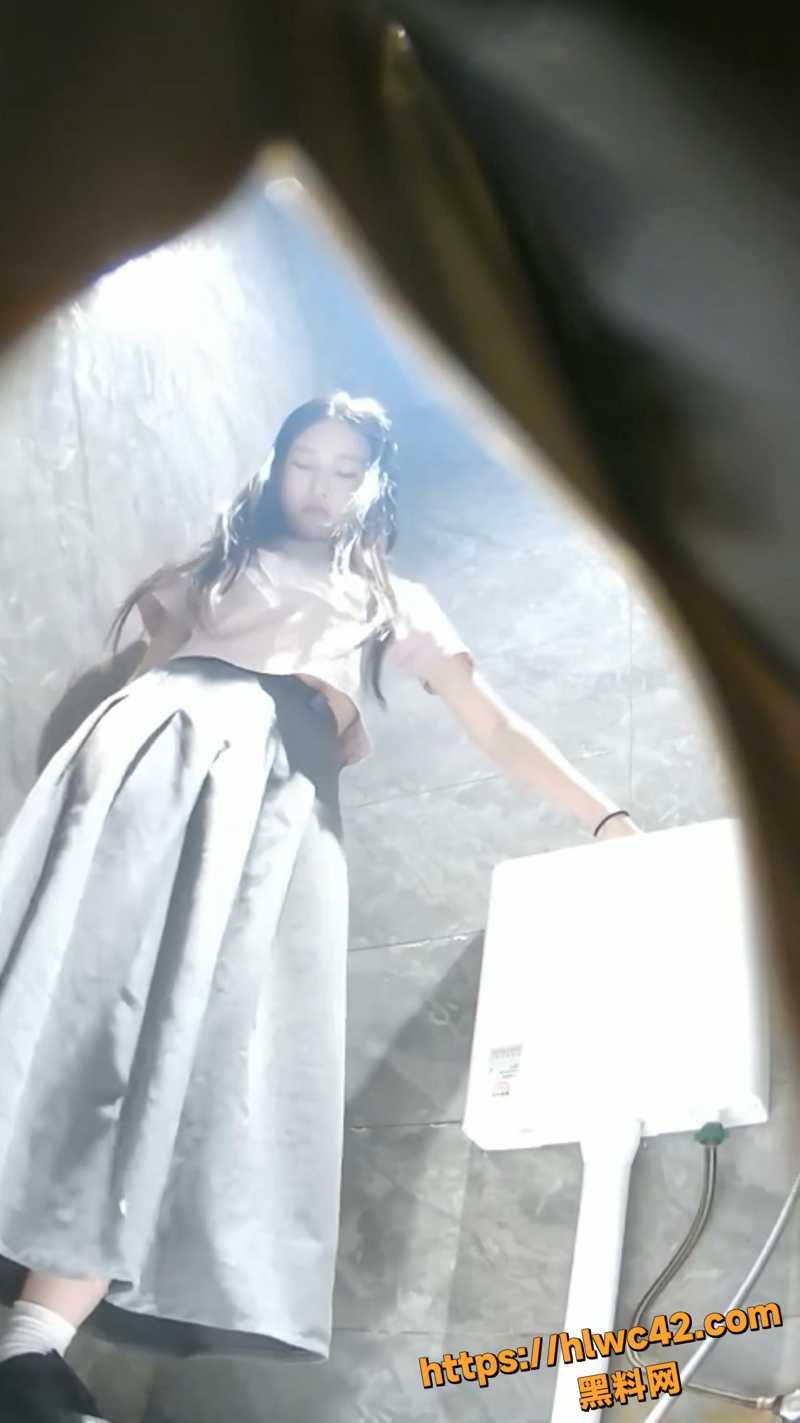 KTV女厕全景偷拍 绝美高颜值美女 穴脸同框放尿 鲍鱼超嫩身材超好