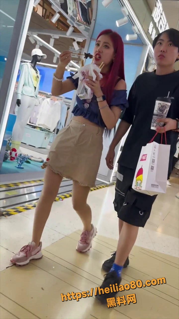 街头偷拍抄底大神 极品红发美女裙底风光一览无余 肉丝搭配蕾丝内裤无比诱人！
