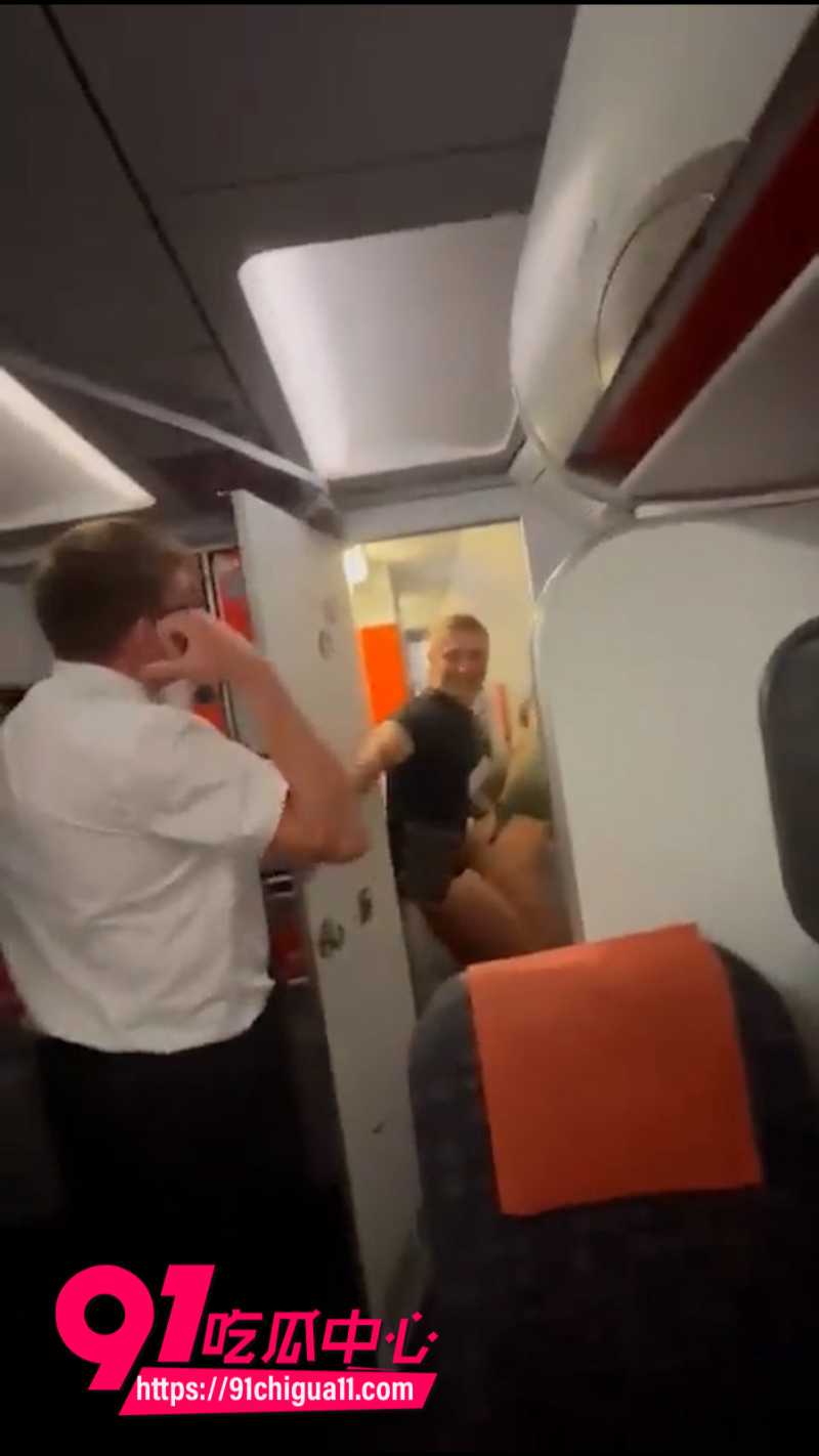 英国易捷航空飞机惊现厕所做爱10