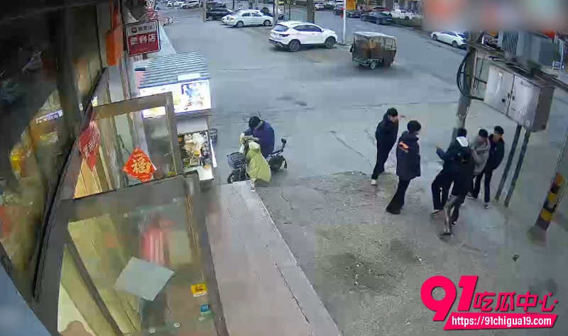 便利店监控拍下惊人一幕 小伙群殴单人致晕倒 打完慌神轮流心肺复苏救人