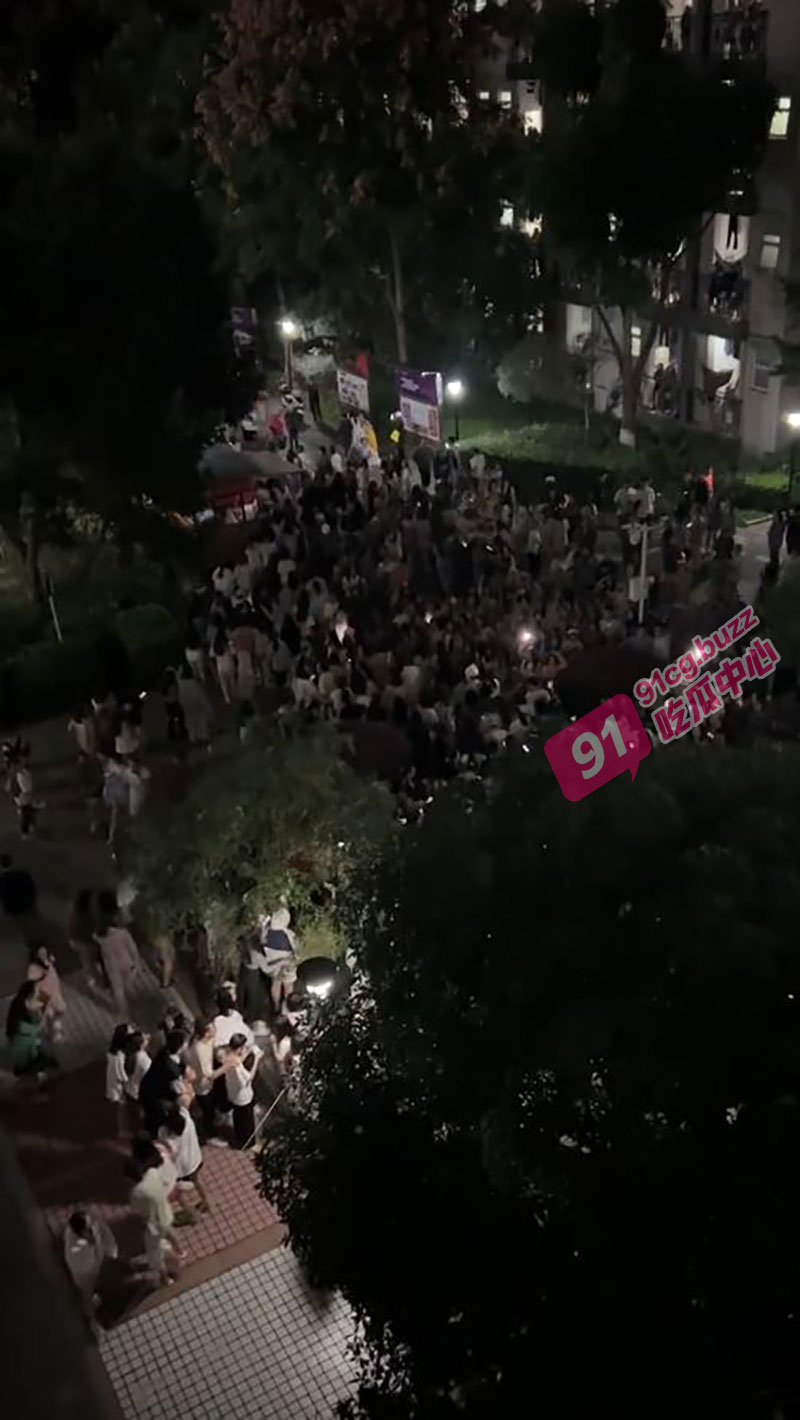 成都文理学院情侣吃屎和好 昨晚校园乱成一锅粥 毁三观事件曝光