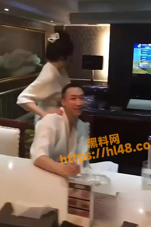 太刺激了 富婆在三亚租下海景别墅开淫乱派对 私人KTV泳池内上演大型群交现场！