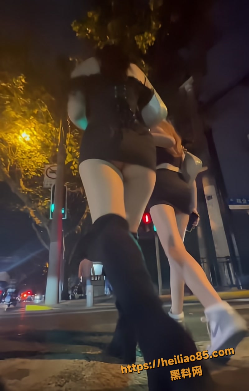 街头抄底大神 自来眼 最新视频 乌克兰姐妹齐B紧身包臀裙露屁股出门