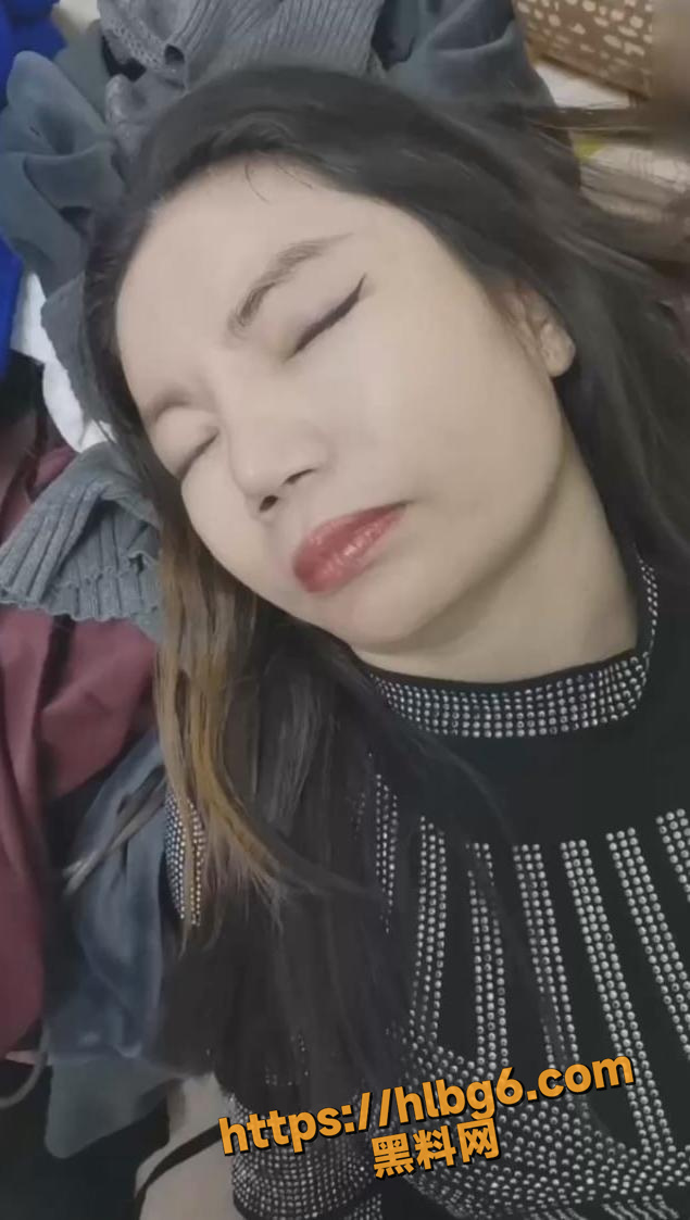 哥哥出差了 小叔子下药迷晕非常有女人味的嫂子 任由小叔子摆布 美乳肥美鲍鱼 好玩的还得是嫂子！