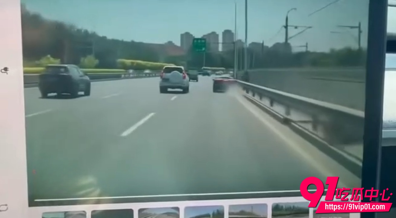 克尔维特撞隔离带事故1