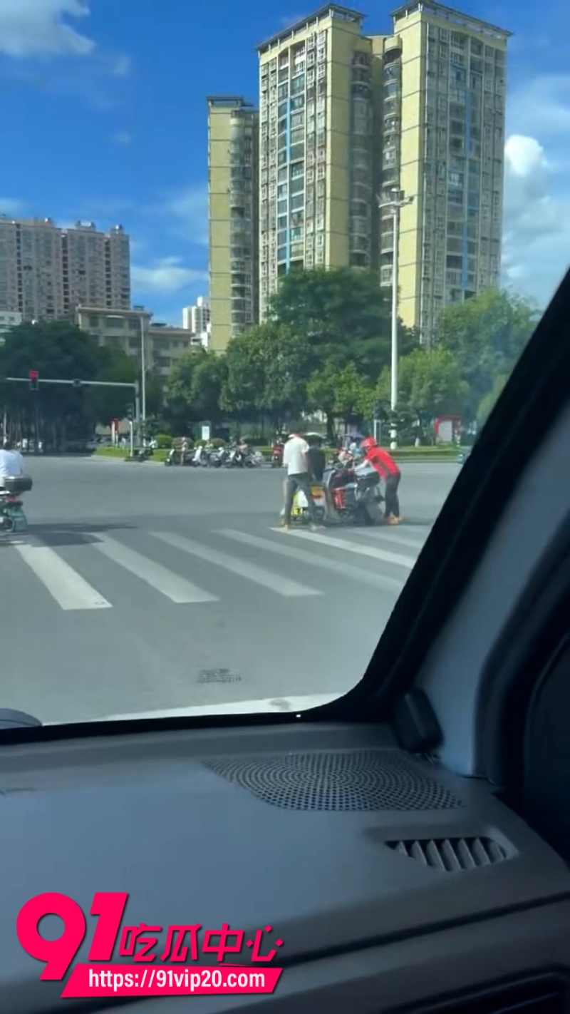 精神小伙等红绿灯大战外卖小哥6