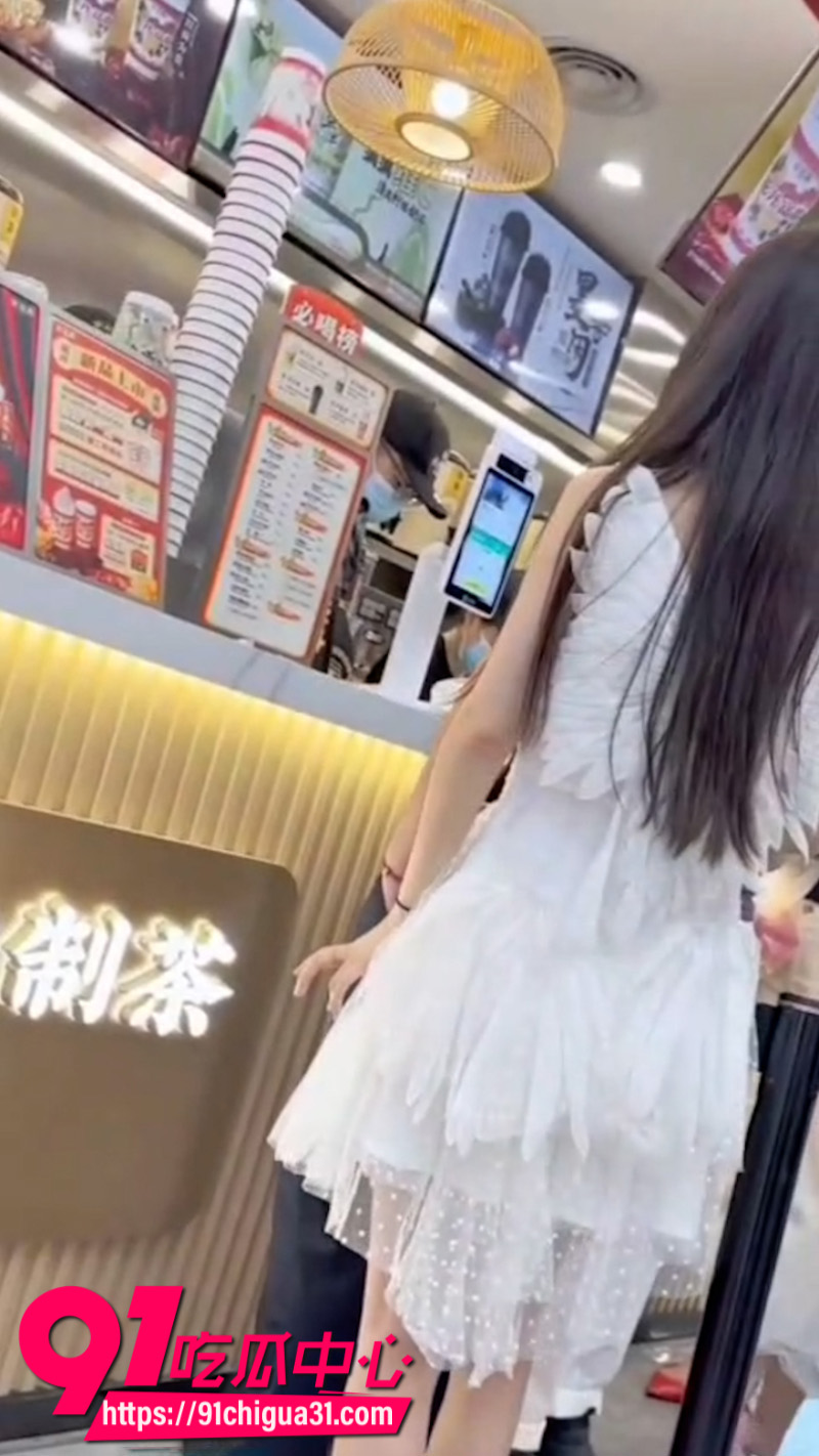 抄底大神在商场极限偷拍长裙清纯少女男友在旁边丝毫没察觉4
