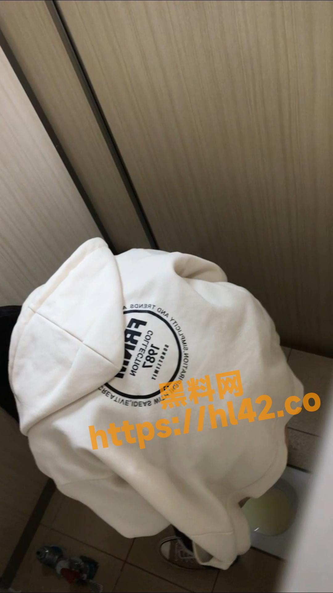 私房最新流出精品 厕拍大神潜入高校女厕 偷拍学生妹与少妇上厕所！