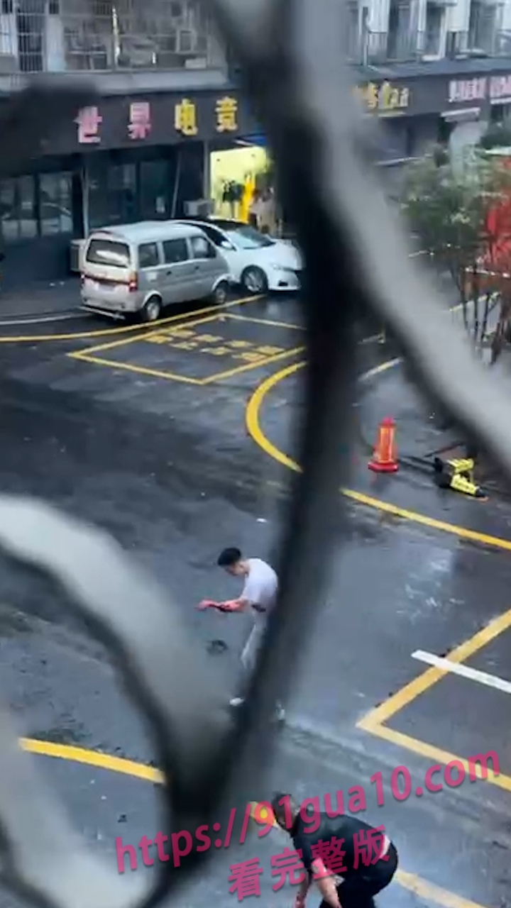 两男路边持砍刀互砍2
