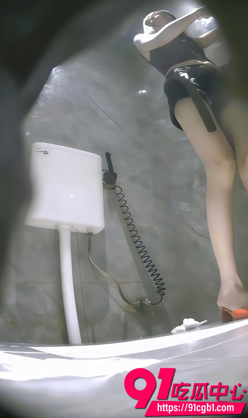 酒吧女厕全景偷拍 多位高颜值美女轮流放尿 白皙长腿臀部小穴真实私密时刻全部曝光7