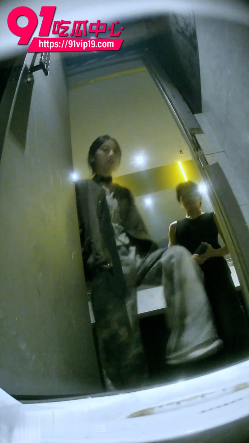 厕拍大神在夜场女厕所偷拍坐台女不雅尿尿画面5