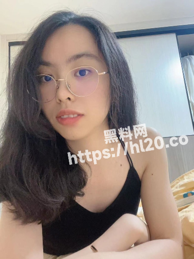 青岛艺术院校母狗【苏心怡】跪在地上给男友深喉 后面在床上后入不刺激 直接带到酒店楼道狠狠操大屁股！