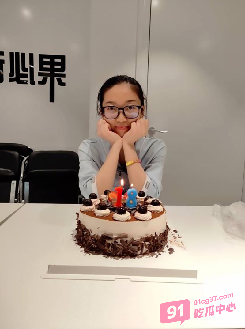 湖南柜姐刘雅 工作时高冷无情几顿饭就骗去开房 反差感极强！ 配图2