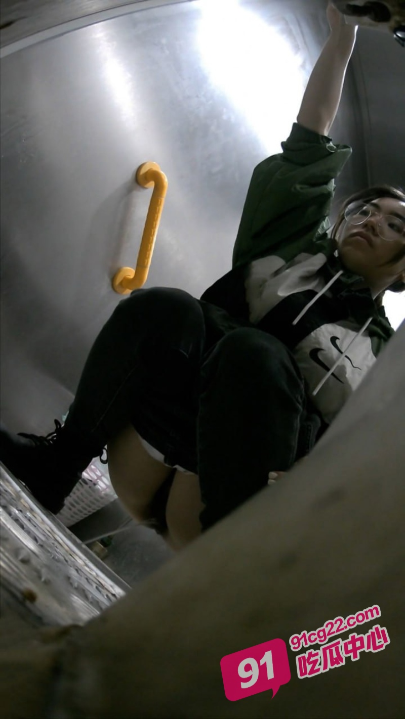 师范学院厕拍白虎无毛嫩妹 满屏大长腿目不暇接 惊爆眼球！ 配图
