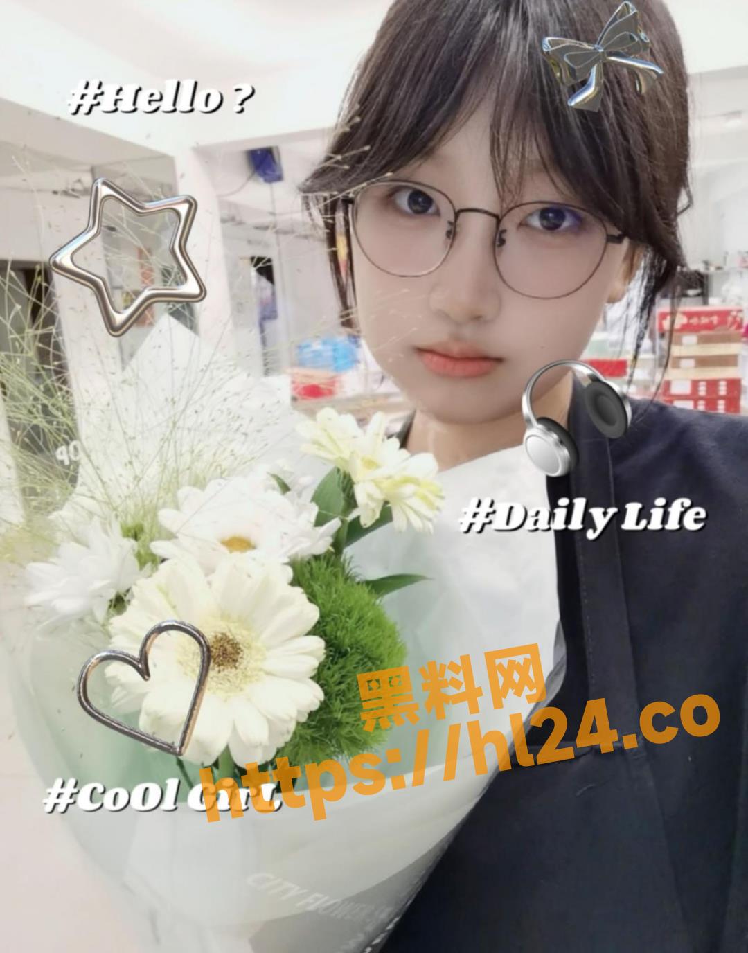 高反差眼镜学生妹子被金主包养，拍摄各种舔手指视频勾引金主，被金主曝光