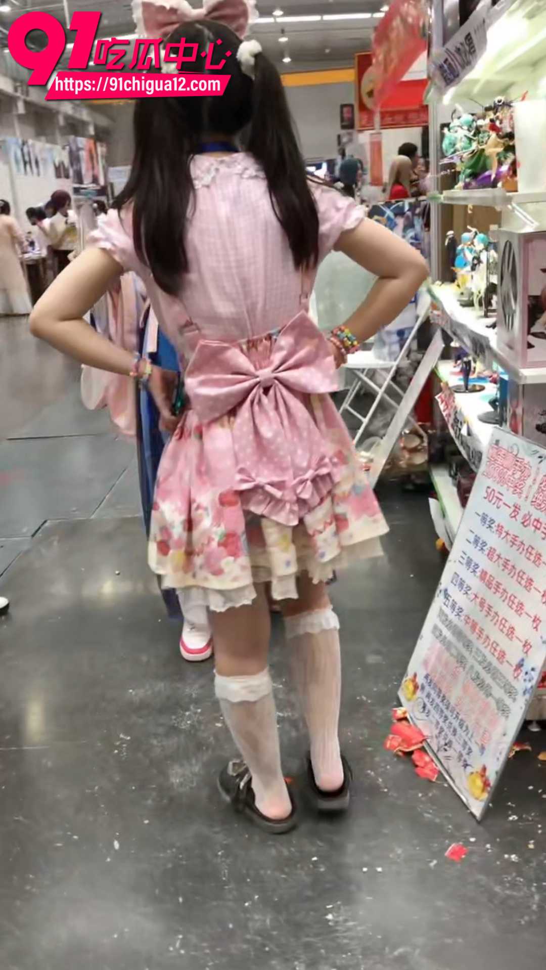 偷拍漫展无内萝莉2 偷拍漫展无内萝莉2