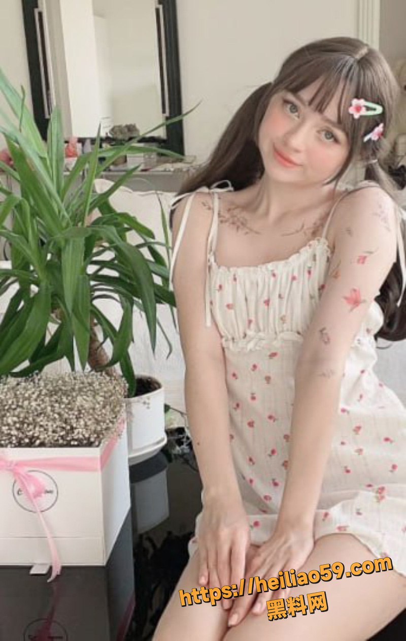 欧美20岁双马尾金发甜妹 碎花裙自慰喷水福利视频 白虎嫩穴被肉棒深入抽插
