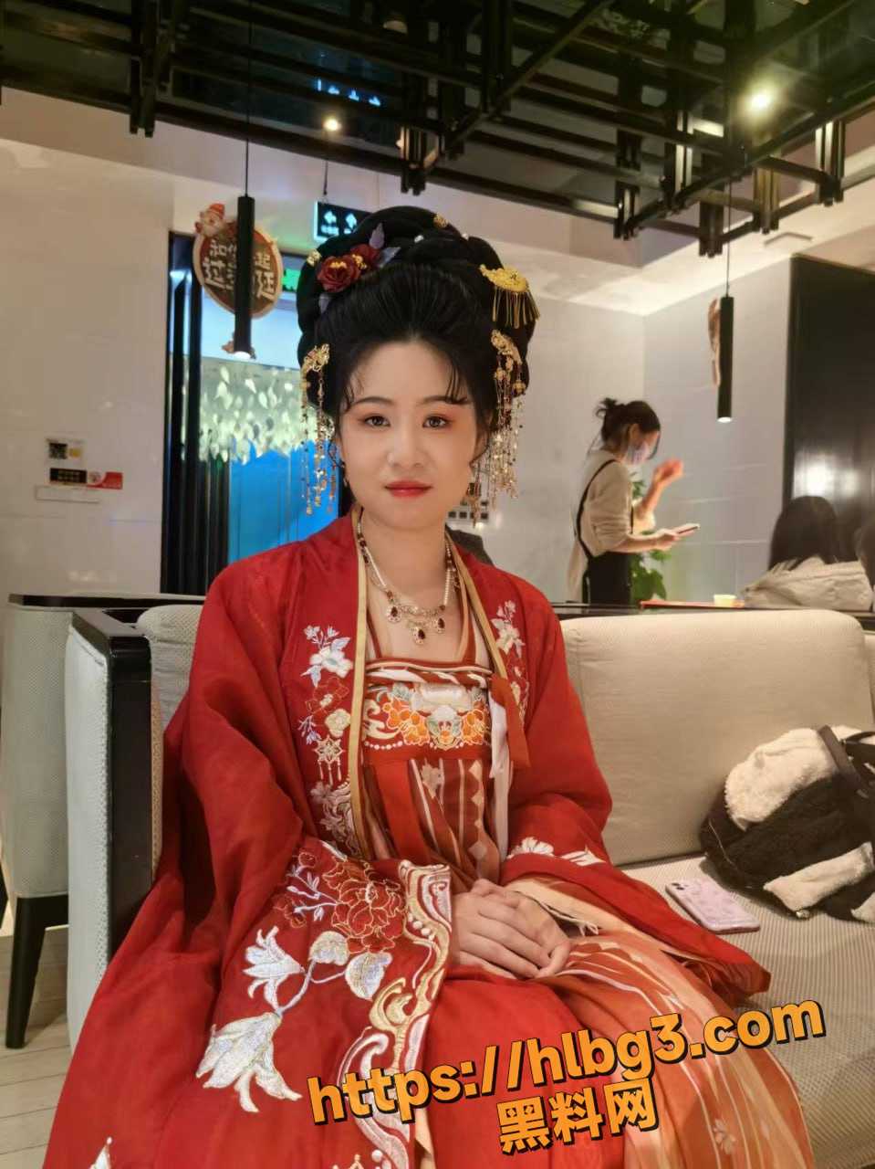 成都气质学妹 陈薇 和男友一起拍摄古装写真 身穿古装被男友强制插入 开裆裤暴漏真相！