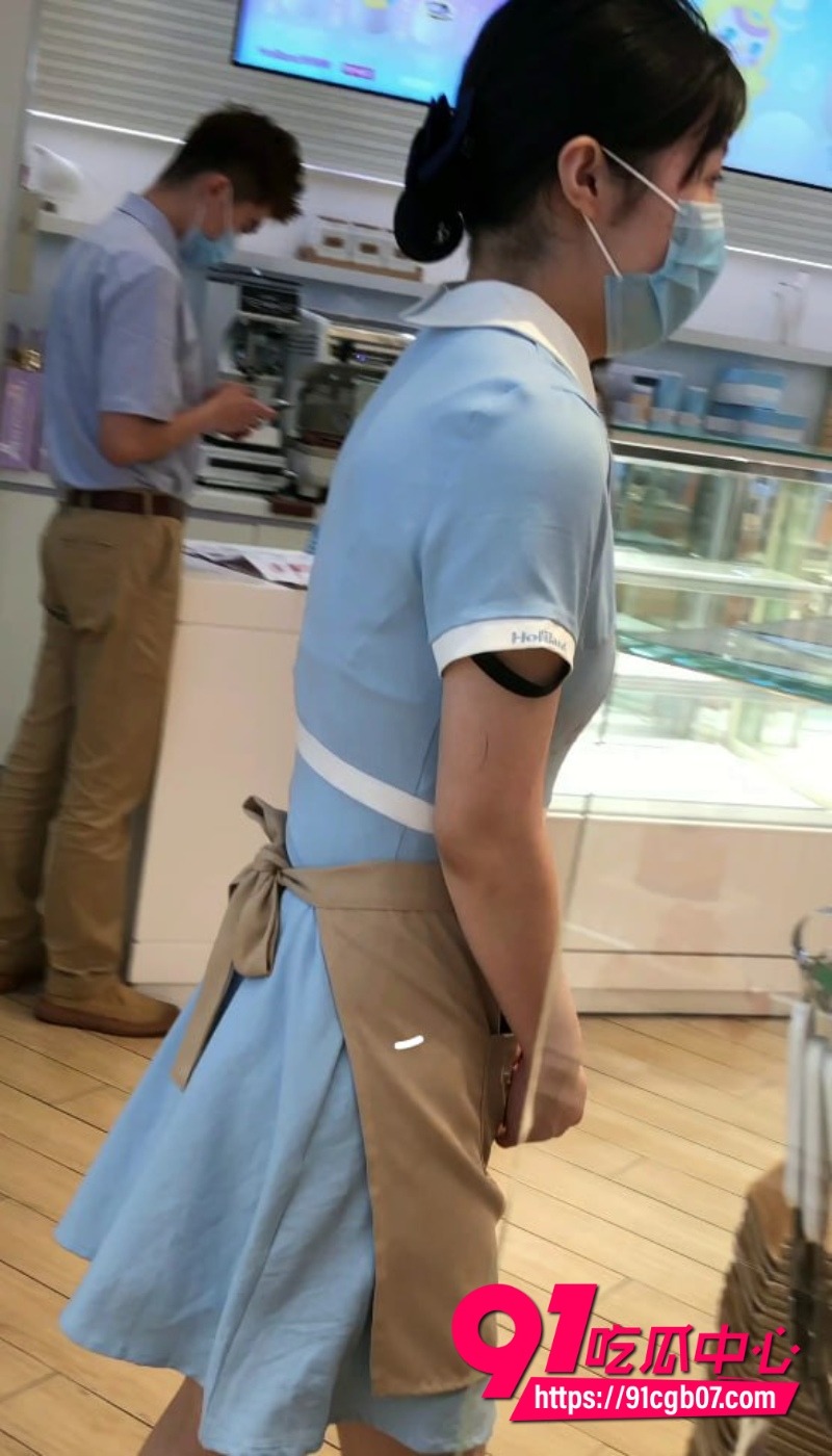 抄底偷拍好利来蛋糕店肉丝小姐姐裙底风光 丝袜包裹诱人曲线 忍不住想冲上去扒开猛干一番