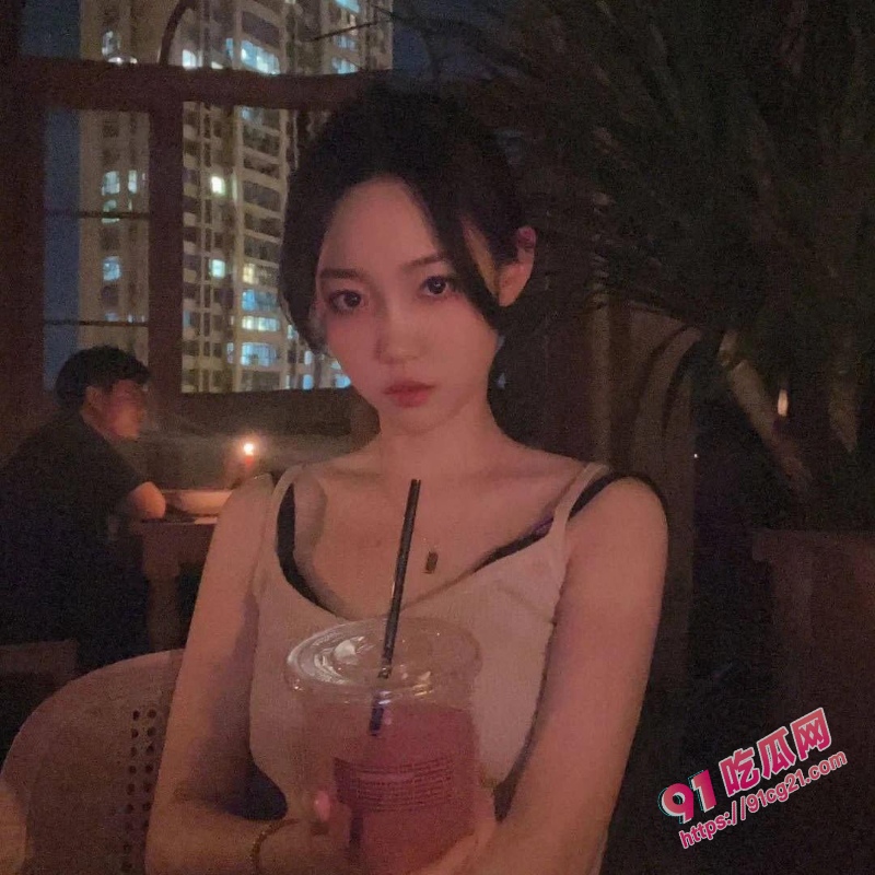青岛航空乘务长张颖 脚踏多条船 吞吐不同资本大佬的肉棒！ 配图4