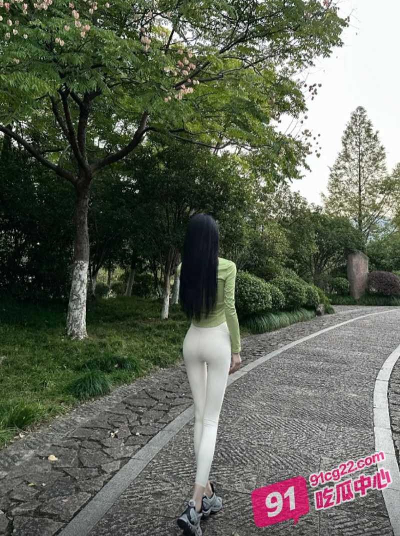 厦门航空空姐背夫偷情 情趣黑丝装被机长爆操 淫叫声震天！