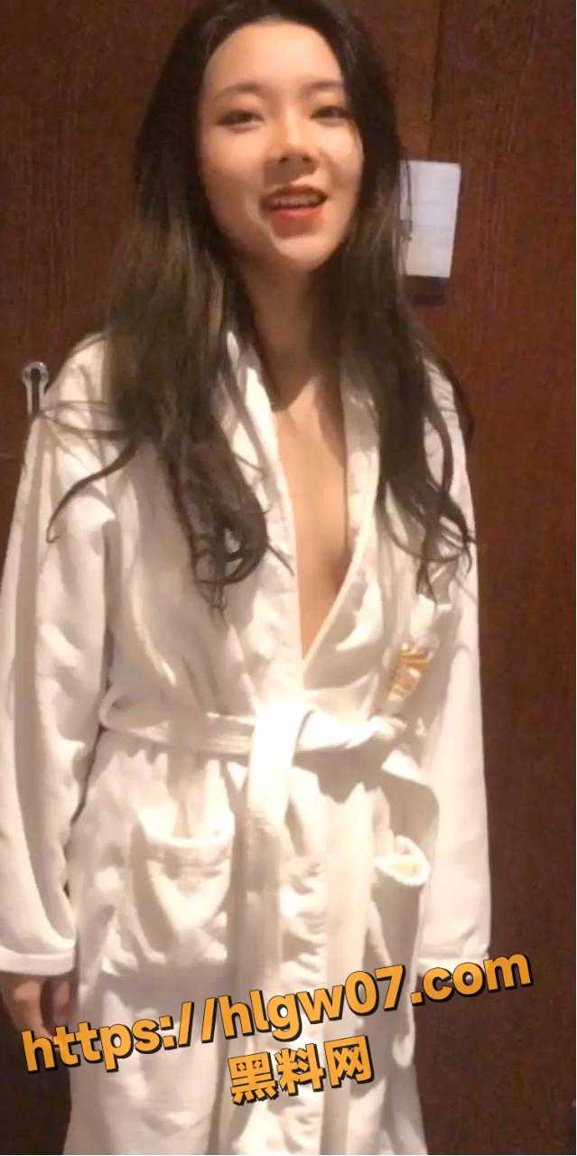 西萌工作室高颜值学生妹，野外露逼问路温泉搓奶，车内自慰骚到笑喷!