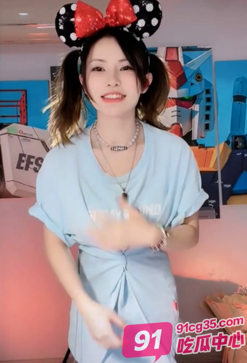 抖音美腿女神一只霸王兽 双视角直播骚舞 御姐私下竟然这么骚！ 配图3