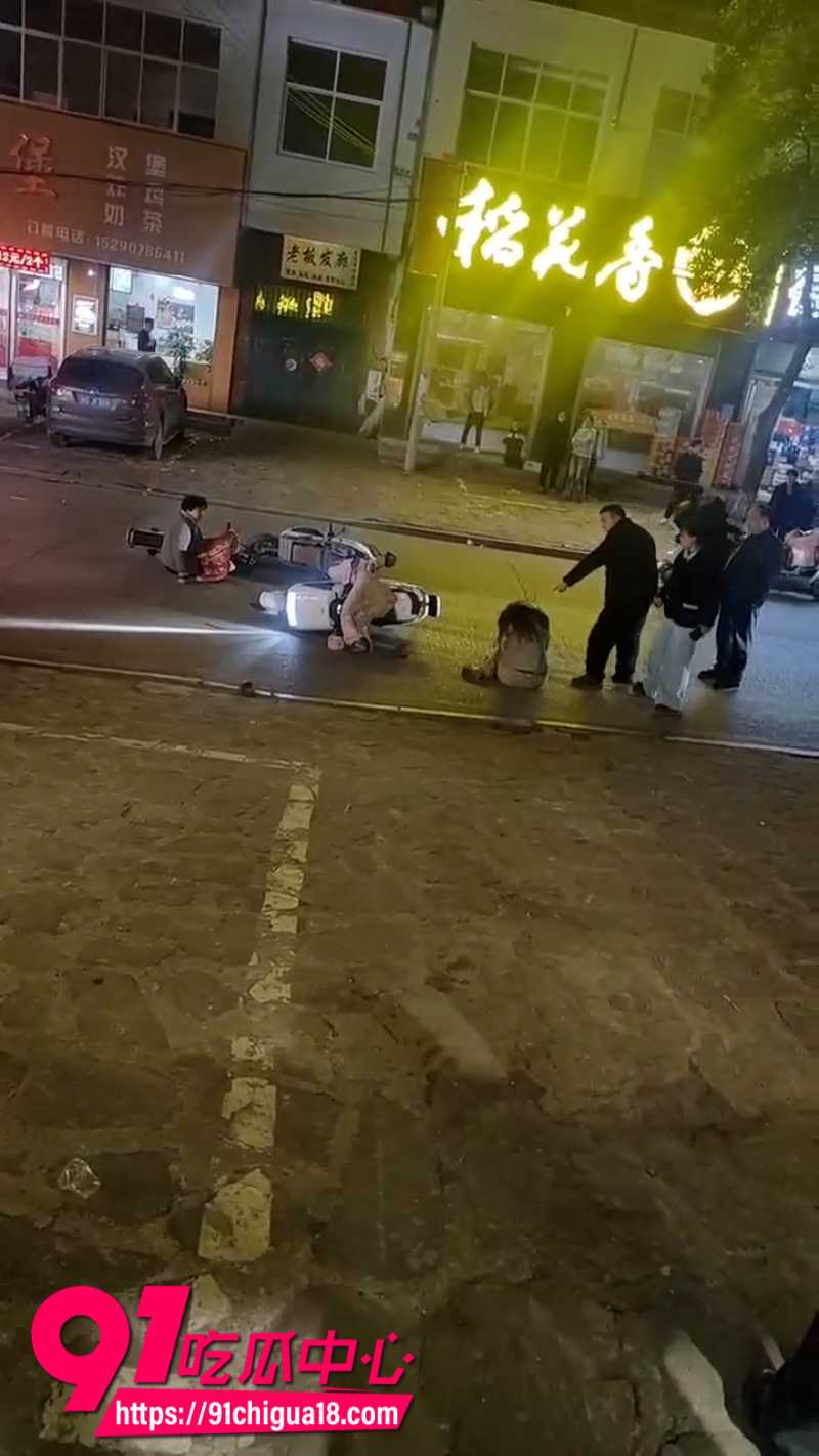 河南平顶山郏县恶性打人事件15岁女孩被成年男子当街暴打7