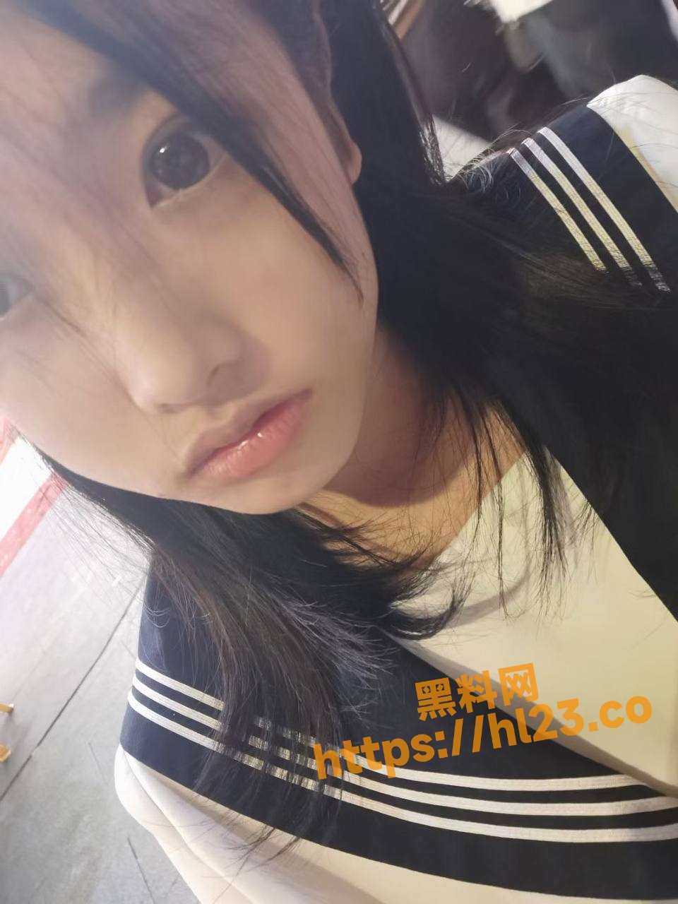 独家曝光广西玉林一母狗 黄鸿微 17岁辍学跟人同居还瞒着男友卖逼！心情不好就自残或卖逼！
