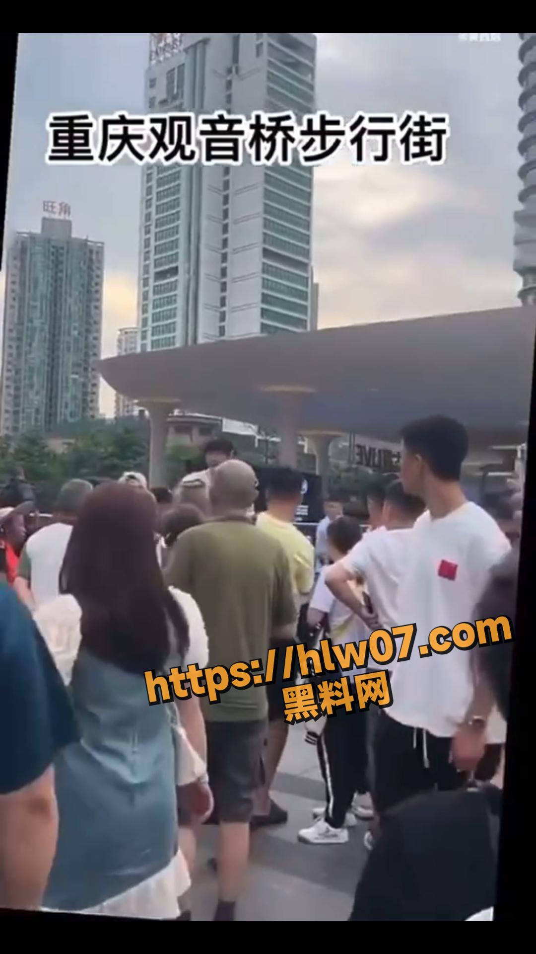重庆抖音百万网红女巨人 小月与反差男友 街头采访 当场撕逼！
