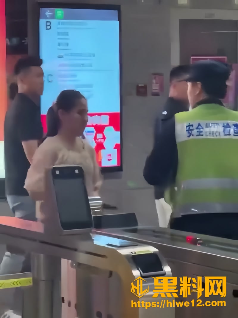 深圳地铁站一女子突发情绪失控追打安保人员 被制服后躺地不起引发关注
