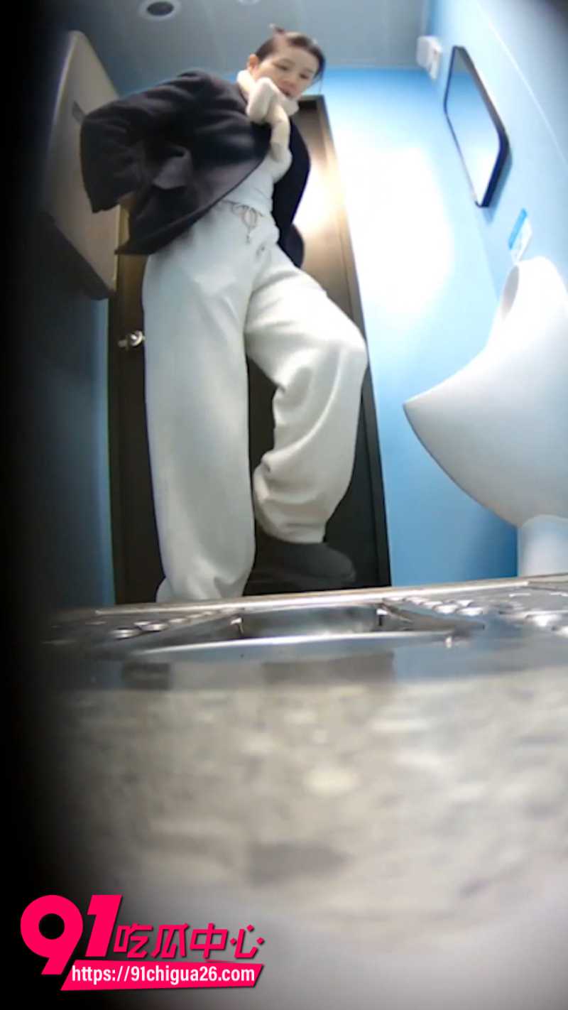 厕拍大神在火车上的女厕偷拍5