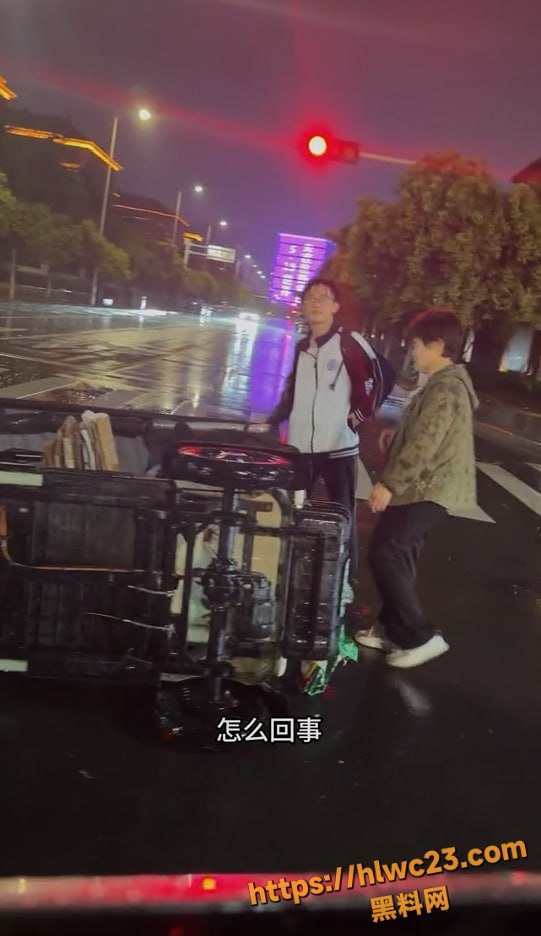 黑料正能量 少年雨夜与老奶奶撞车 路人美女递伞递钱 暖心化解危机