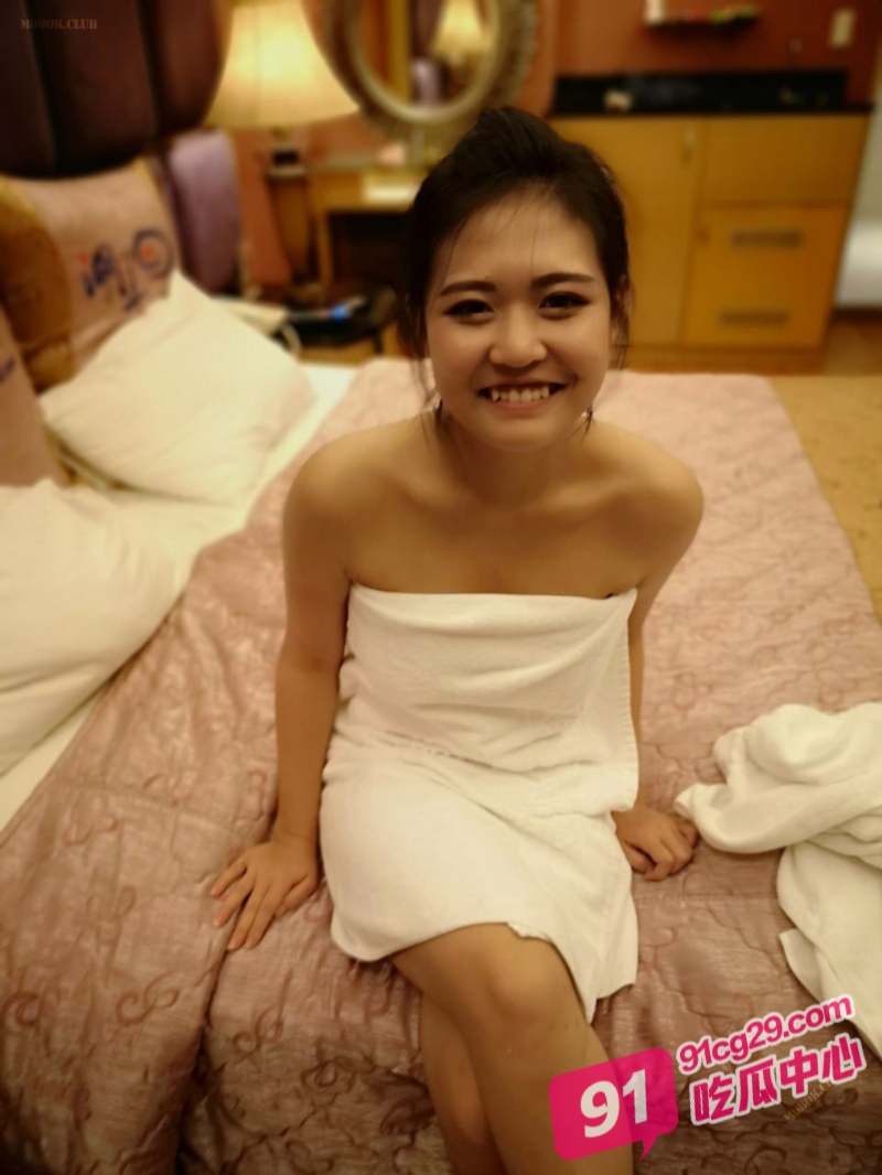 换妻淫乱派对!绿帽侠老公带美女老婆酒店玩4p 酒池肉林现代版! 配图4