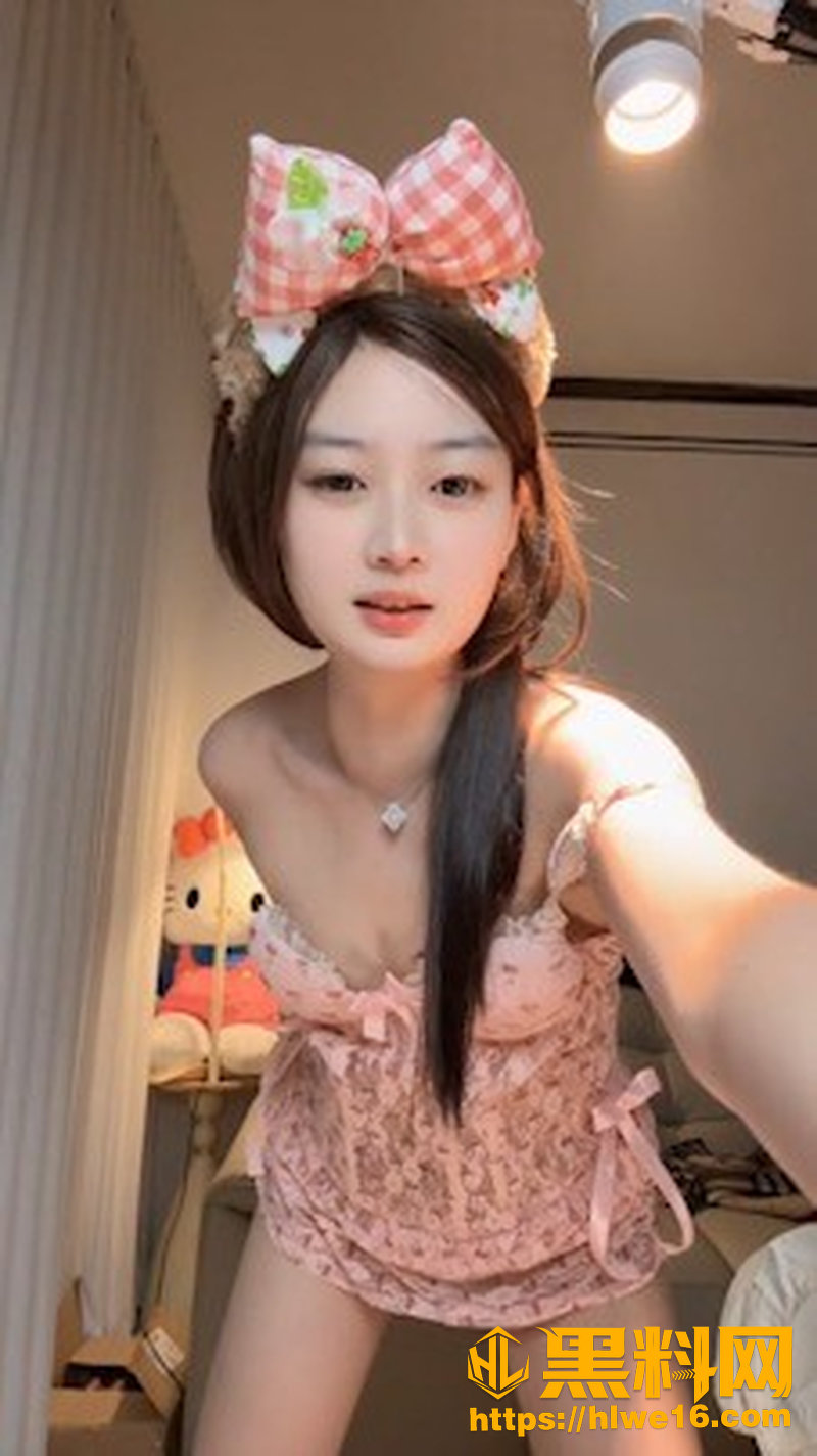 BIGO高颜值辣妹 小润宝宝 脸穴同框跳裸舞 自慰起来也是楚楚动人 实在是可爱