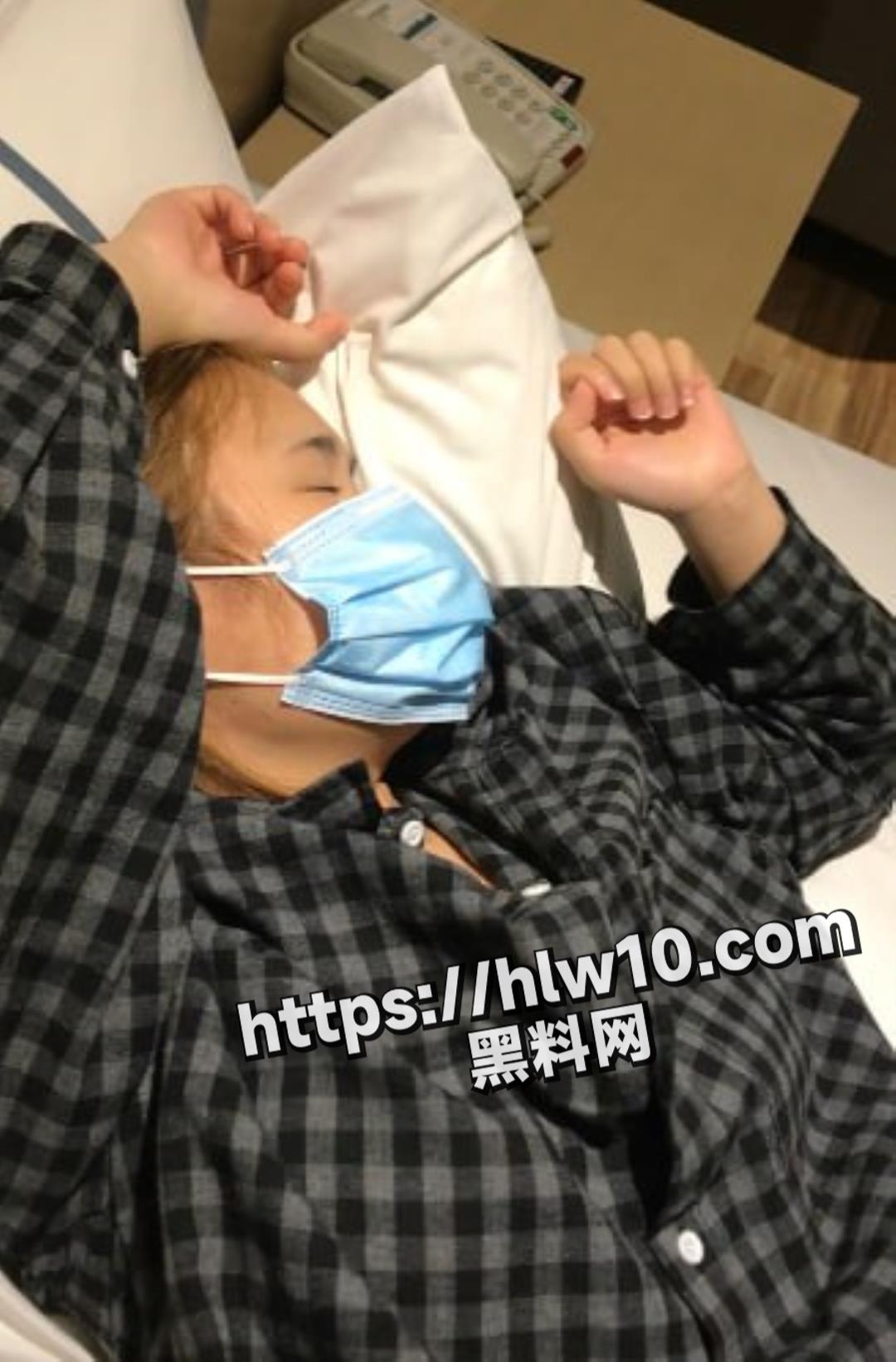 猥琐肥猪哥下药迷翻美女同事带回酒店各种道具玩弄大肥鲍