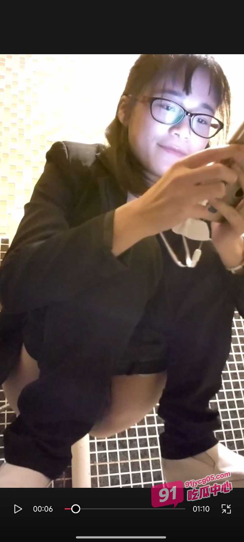 女厕全景偷拍～极品翘臀长腿美女私处肥美鲍鱼直面镜头！ 配图7