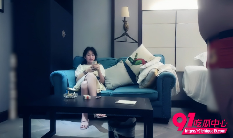 赵总寻花约炮一线天肥逼小妹子 双男轮番操逼 搞的妹子直喊疼!