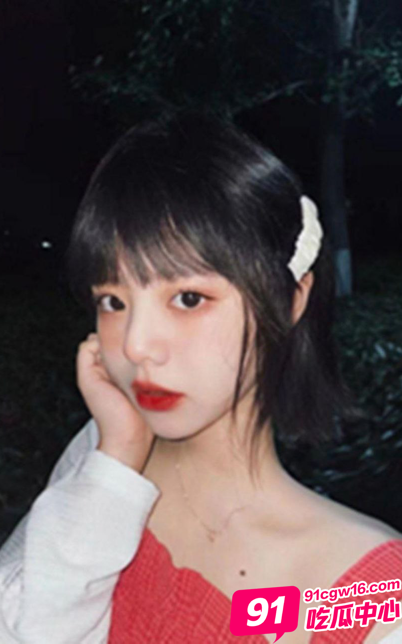 萝莉少女李月 表面人畜无害背地淫荡风骚 “胸这么大的萝莉还是第一次见” 配图11