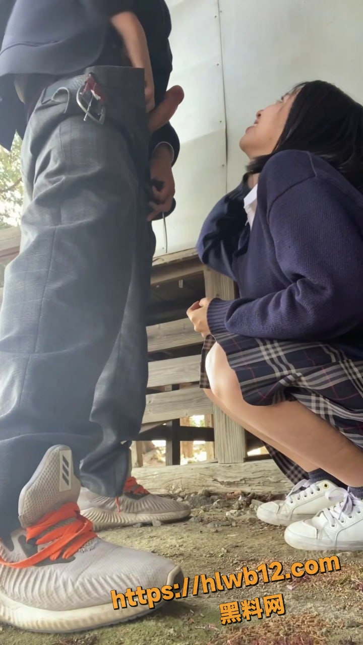 日本JK制服情侣 小树林野战视频泄密 口交后入奶子乱晃 画面极致反差！