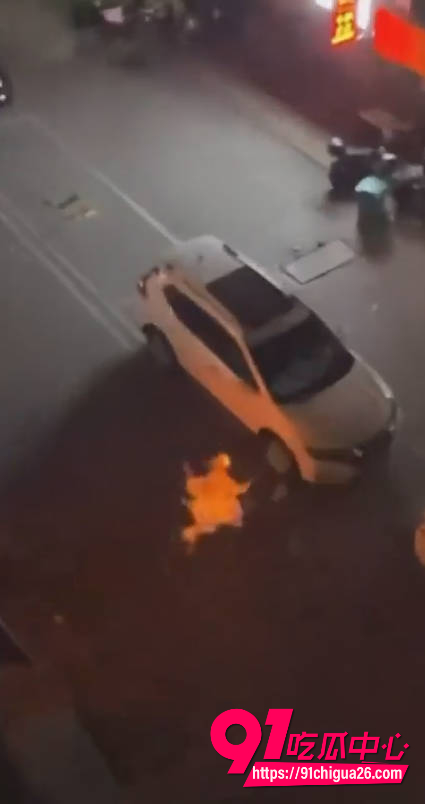 广西南宁琅东深夜煤气突发爆炸男子瞬间变火球 深夜街头惨叫狂奔全身着火