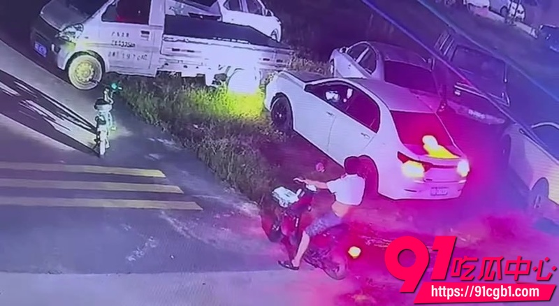 车震偷拍曝光 男女车内激情性爱 被监控清晰抓拍女主颜值身材不错 但地方选的不对被人监控录下尴尬了4